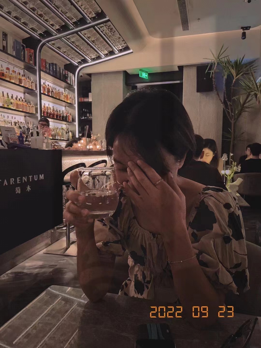 Falls drinking in a bar