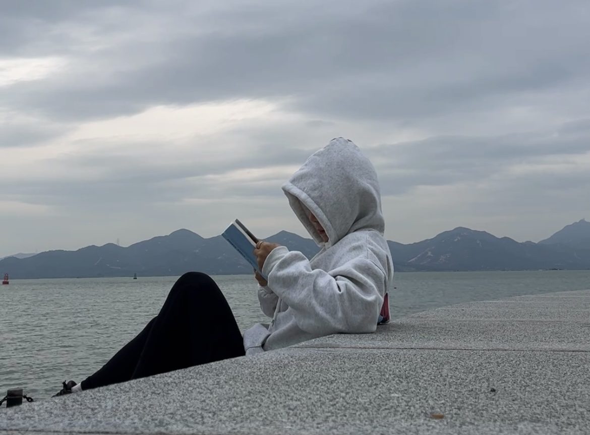 Falls reading by the sea