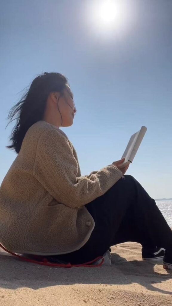 Falls reading by the sea.